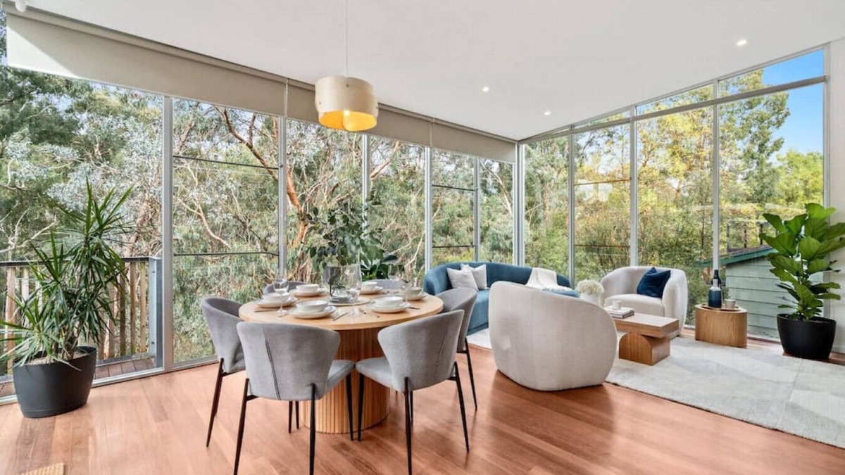 Doncaster East House | Serenity by the Creek - Luxury Retreat