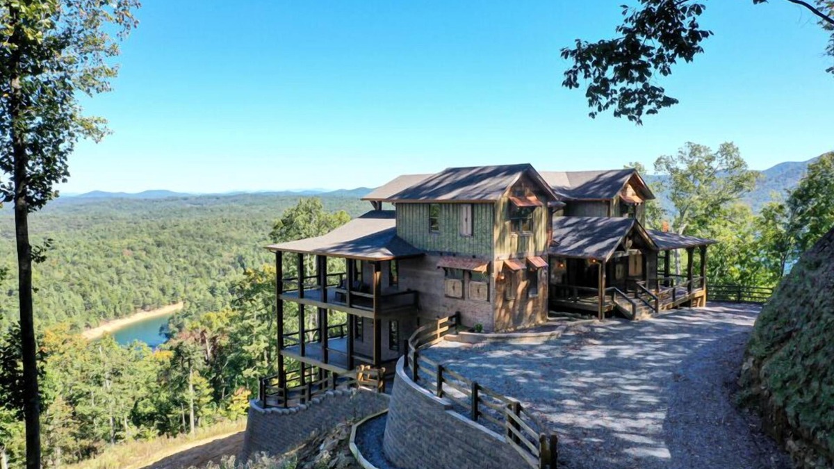 Foxfire Estates Cabin | Serenity Cove- 7 BDR | 6 KINGs | sleeps 16| Lake and Mountain View | wheel chair accessible