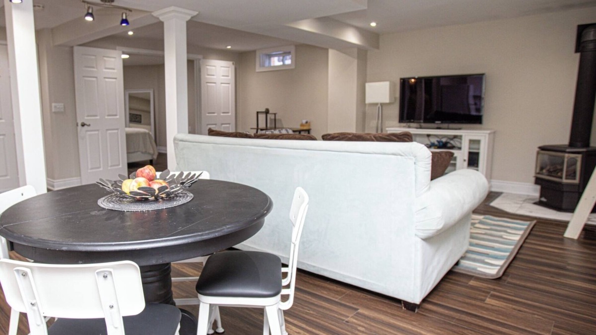 Orangeville House | Serenity in the Hills - Charming 1-bdrm house w WiFi and Hot Tub in Orangeville