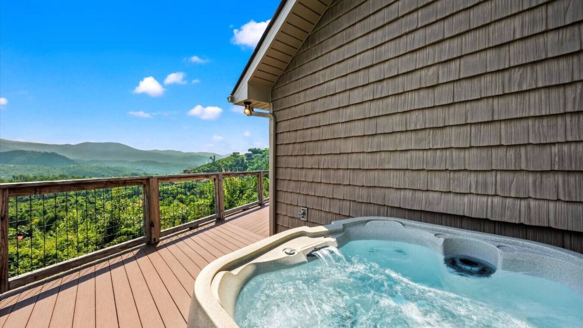 Gatlinburg - Pigeon Forge Cabin | Serenity Mountain: Stunning MTN Views! Hot Tub*5 Mins to GBurg+Quiet