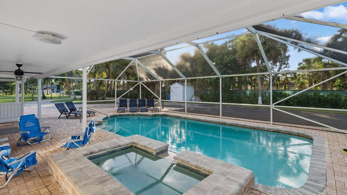 Haverhill House | Serenity of West Palm Beach - 5 bed 4 bath Heated Pool and Hot Tub - 3 mi PBI