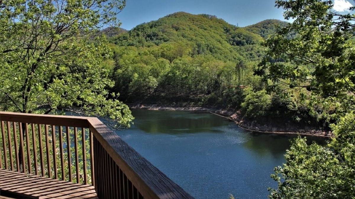 Tuckasegee Cabin | Serenity on Cedar-Lakefront Log Cabin, 10 boats, fire table and luxury hot tub