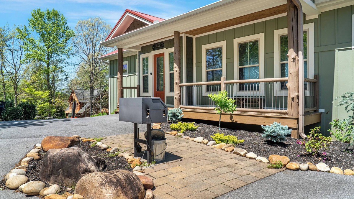 Sevierville Cabin | SERENITY SANCTUARY - 5 Bedrooms, sleeps 20!