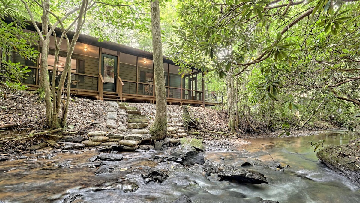 Blairsville Cabin | “Serenity Wow!” Cabin on the Creek Close to Town