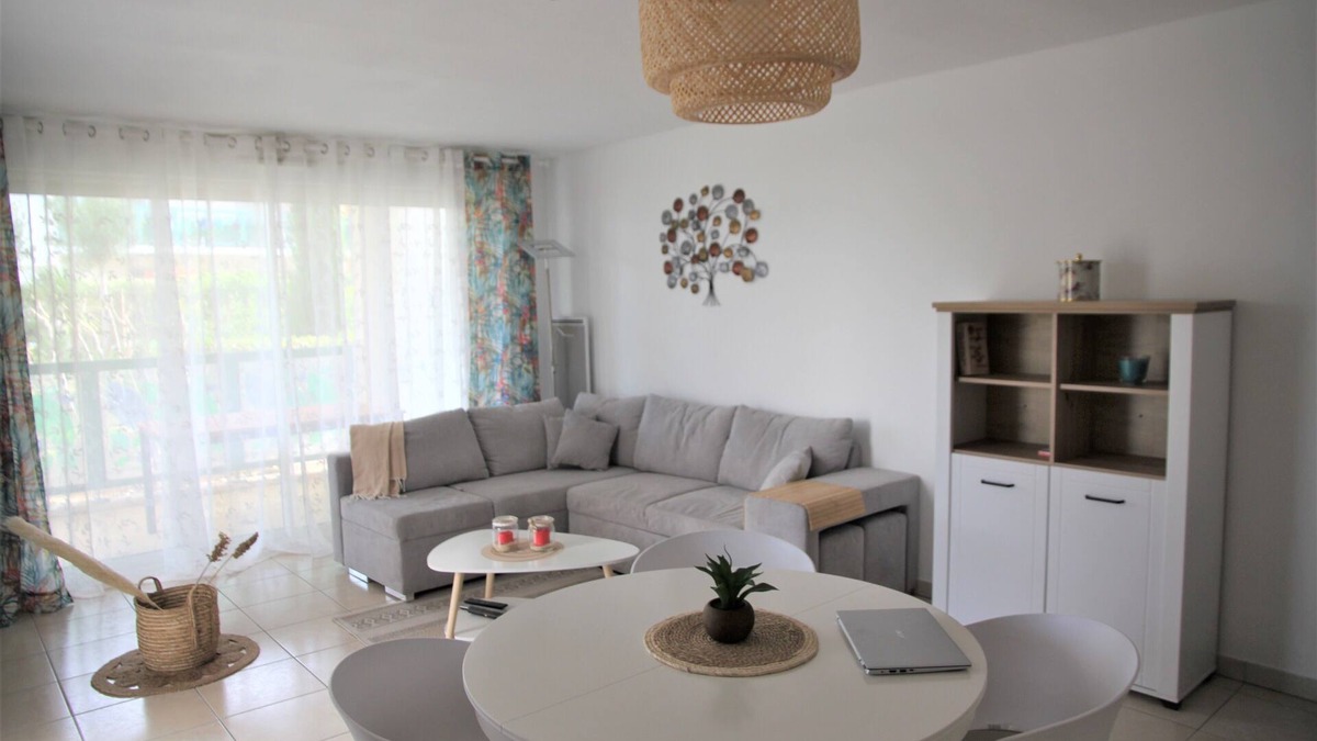 Serignan Apartment | Serignan-Canal du midi. Spacious apartment in luxury apartment complex. Full A/C