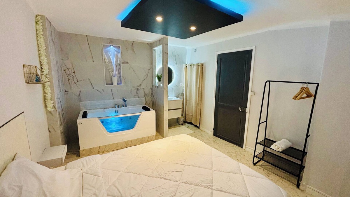 Convention House | Serini house jacuzzi