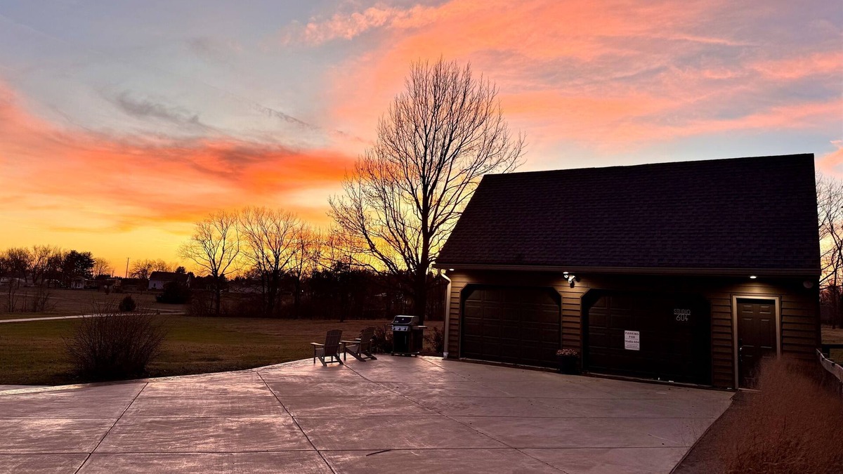 McLean County Apartment | Set on peaceful 5 acres, 5 min. from town, Private Building