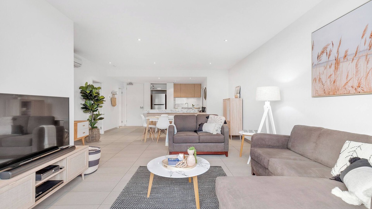 Mornington Apartment | Set right in the heart of Main Street Mornington and short stroll to the beach!