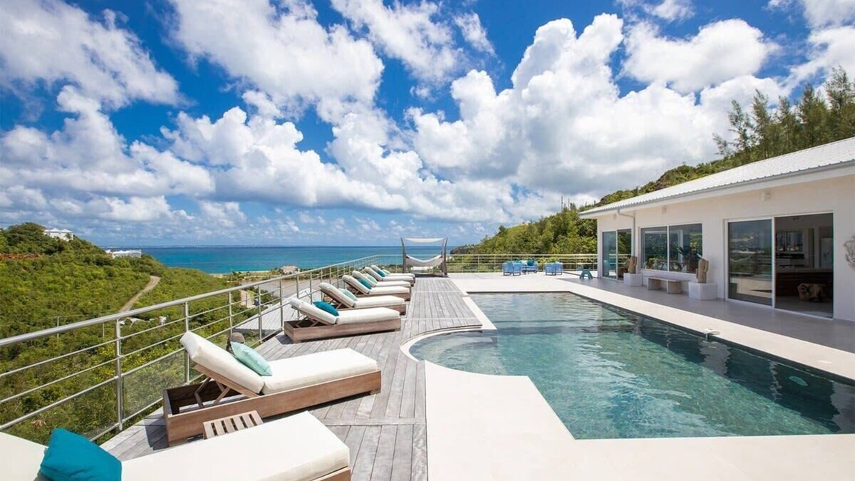 Les Terres Basses Villa | Seven Bedroom Dream of a house sits high up in the area of Terres Basses