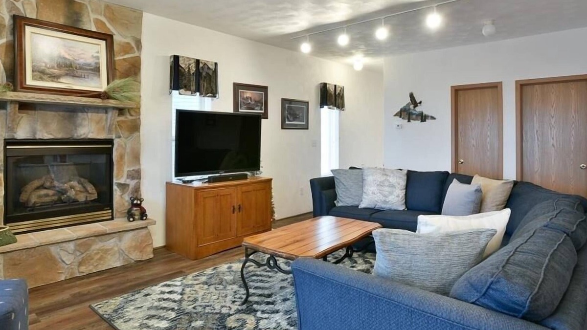 Seven Springs Condo | Seven Springs Woodridge 4 Bedroom Premium Condo, Deck with Mountain Views by RedAwning