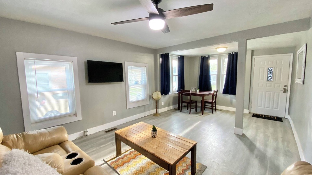 Herrin House | Seventeenth Street 2-bedroom 1 bath house with AC, WiFi in Herrin