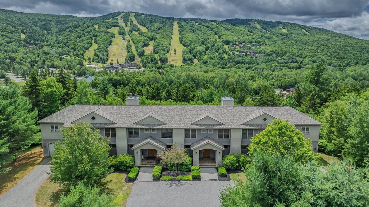 Bretton Woods House | SH5 Luxurious Stone Hill Townhome w/magnificent ski slopes view, AC, Hot Tub!