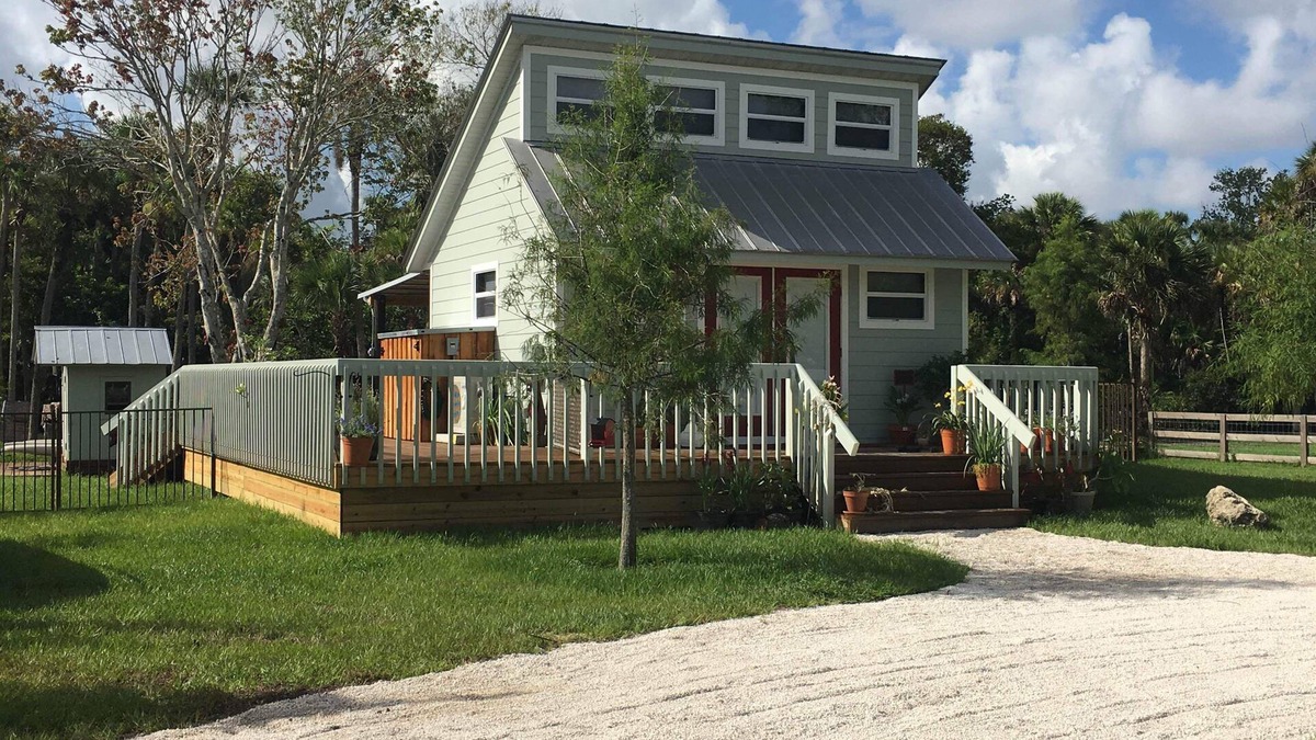 Palm City Cottage | Shack In The Back: King & Queen Beds, YES to pets! Very UNIQUE decor.