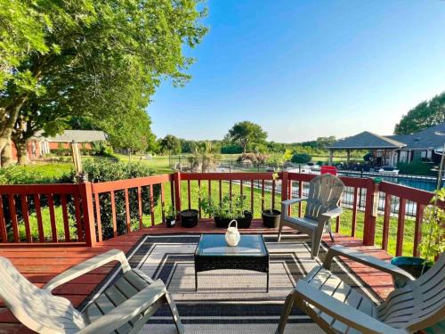 Temple House | Shaded Oaks Suite Luxury Stay by the Golf Course