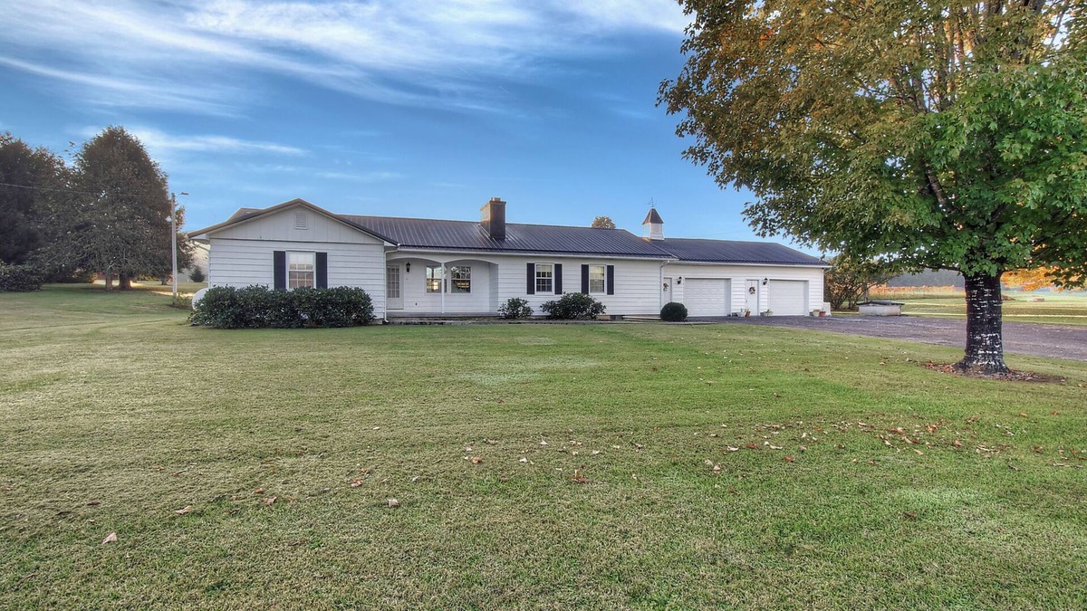 Shady Valley House | Shady Lane Farm Homestead - Newly Remodeled, Hot Tub, Fire Pit, Sleeps 10