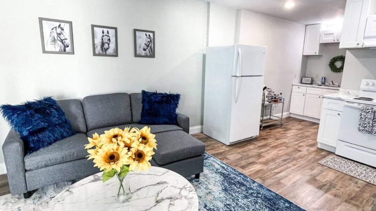 London Apartment | Shady Oaks Condo- King Bed, Walk to Main St.