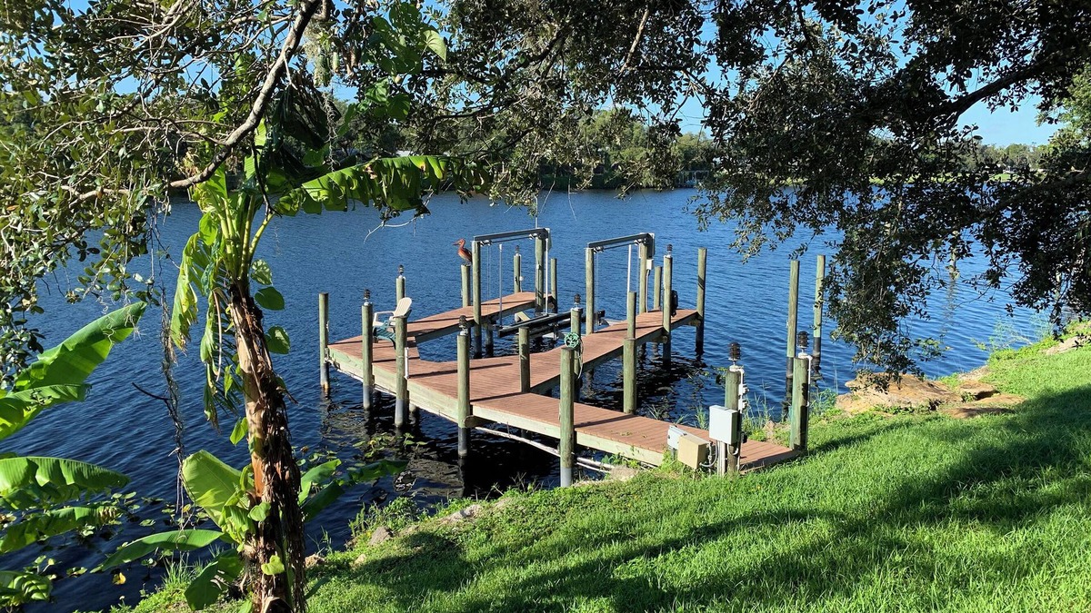 LaBelle House | Shady Oaks River House 4-bedroom with a Dock in enchanting LaBelle