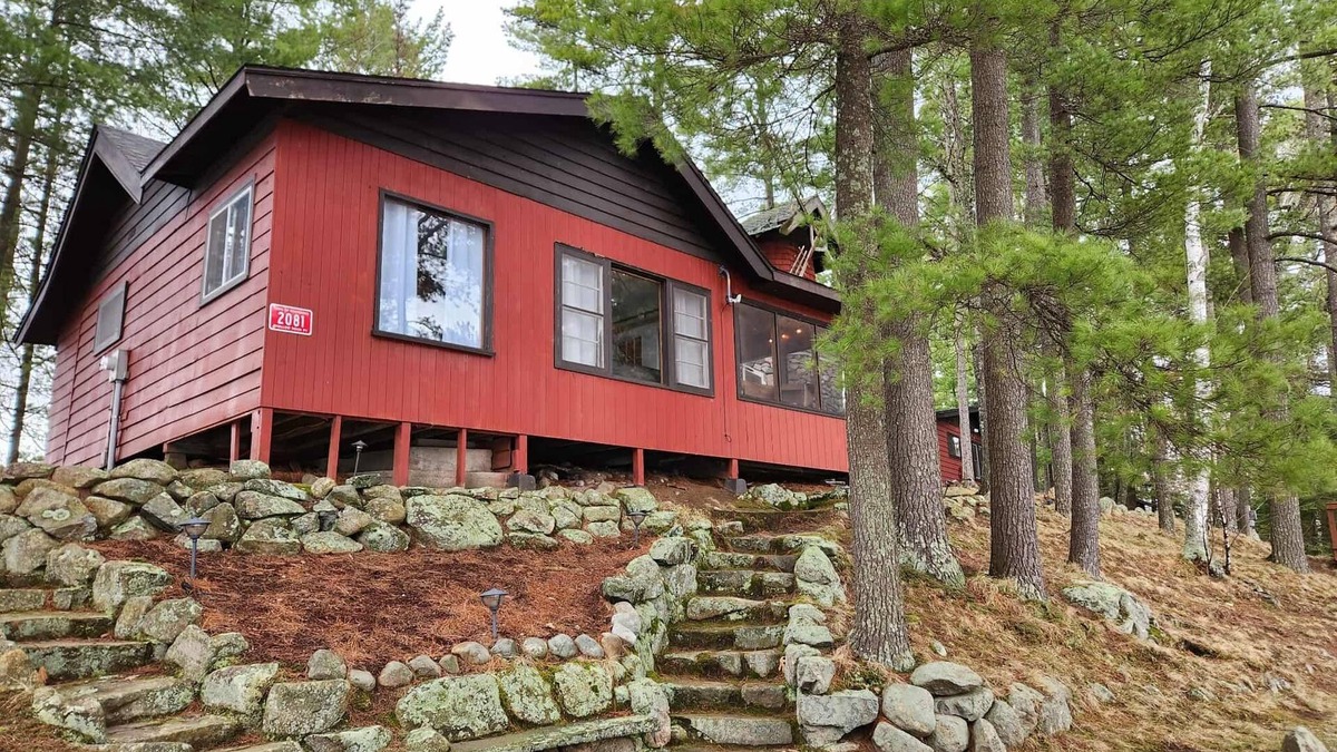 Rhinelander Cabin | Shady Rest Cabin #2, lakefront, firepit, sleeps 6, pets welcome, sandy beach
