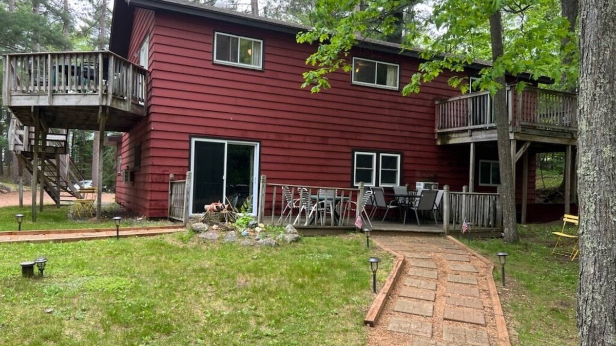 Tomahawk Cabin | Shady Rest Upper Manor, 3BR/2BA, Lakefront, Beach, Fishing, Relaxing, Fun!