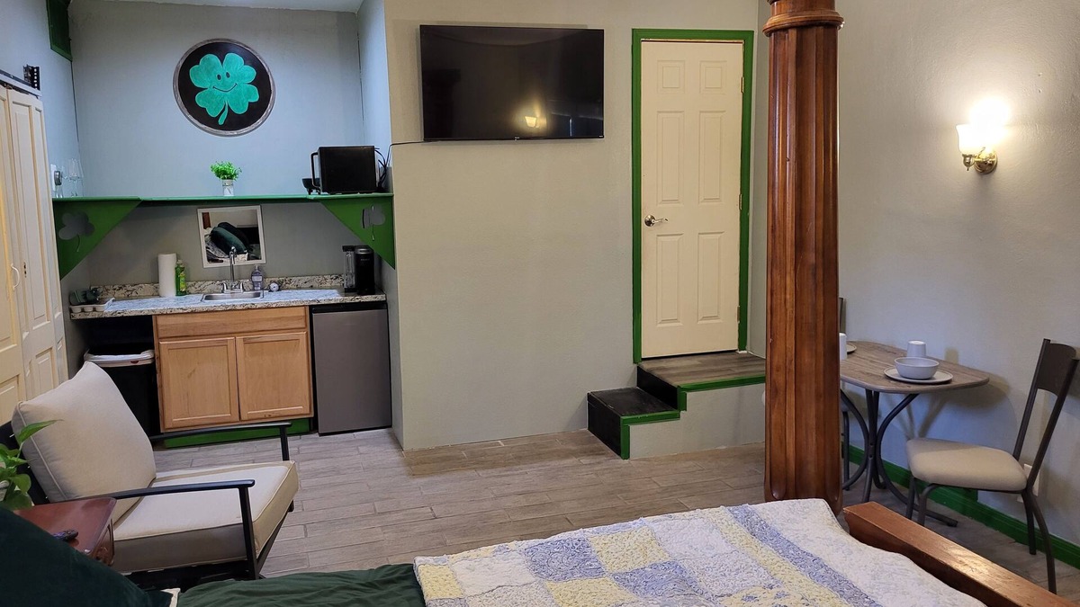 Hobbs Apartment | Shamrock Room