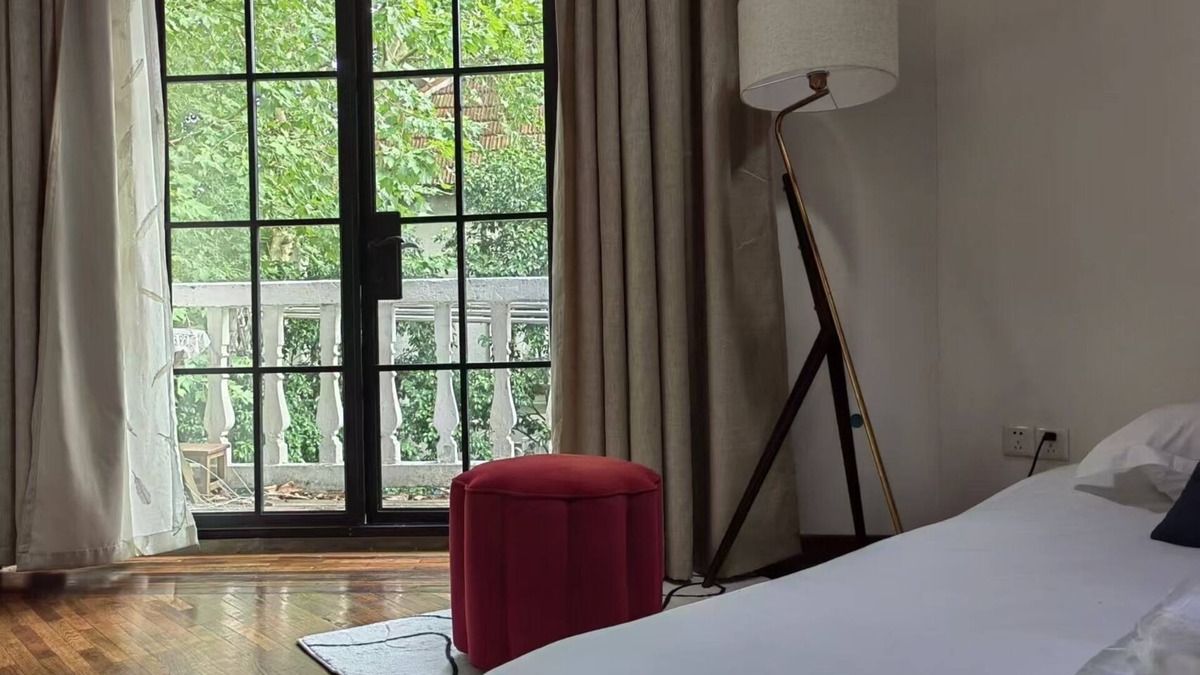 Huaihai Road Commercial Area Apartment | Shanghai Forest Cabin with balcony in city center