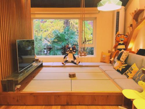 Huaihai Road Commercial Area Apartment | Shanghai Hills & Gefii Kumomon Family BNB with 3bedrooms