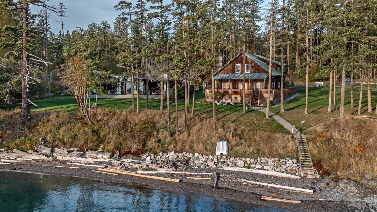 Friday Harbor House | Shared beach on San Juan Island! Stunning Sunsets! (OBB)