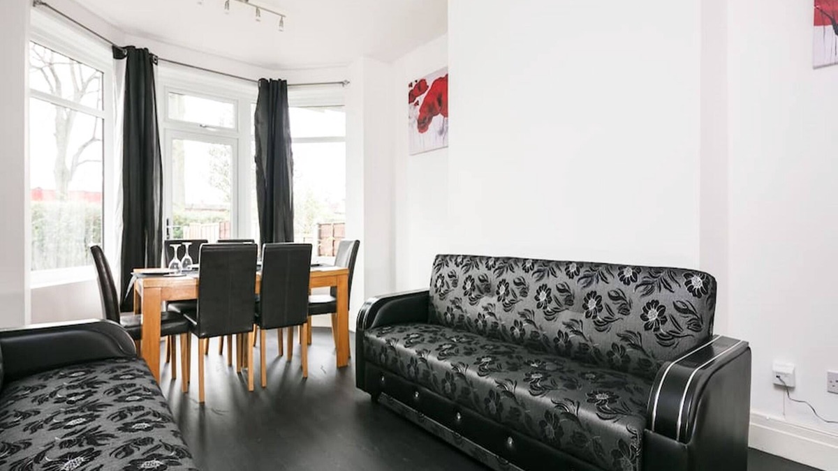 Chorlton-cum-Hardy House | Shared Short Term Let South Manchester