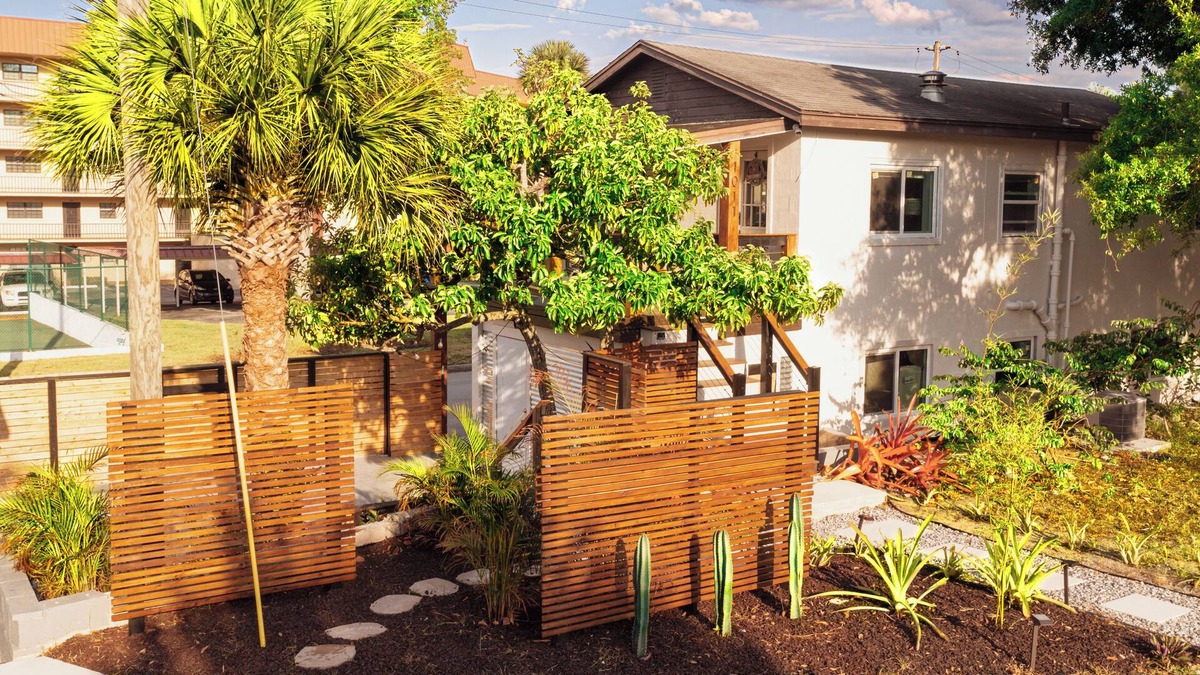 Valencia House | Shares View Luxury Apt, Newly Renovated Luxury Apt + Steps Away from River