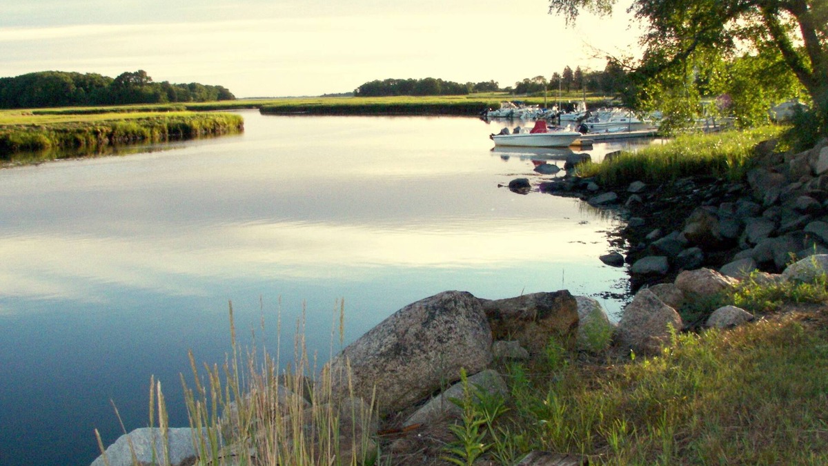Essex Hotel | Shea's Riverside Inn & Motel
