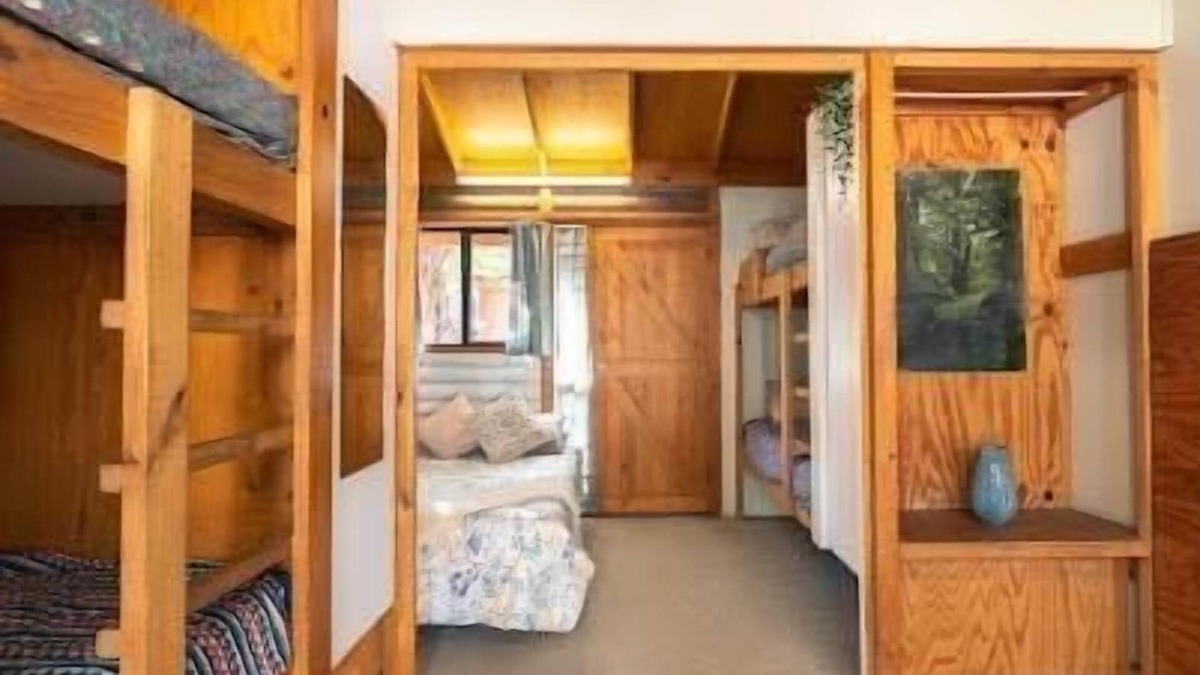 Woolundunga Cabin | Shearer's Quarters (Private Room) - Budget-Friendly, Family Rooms With 1 Double & 2 Single Bunk Beds