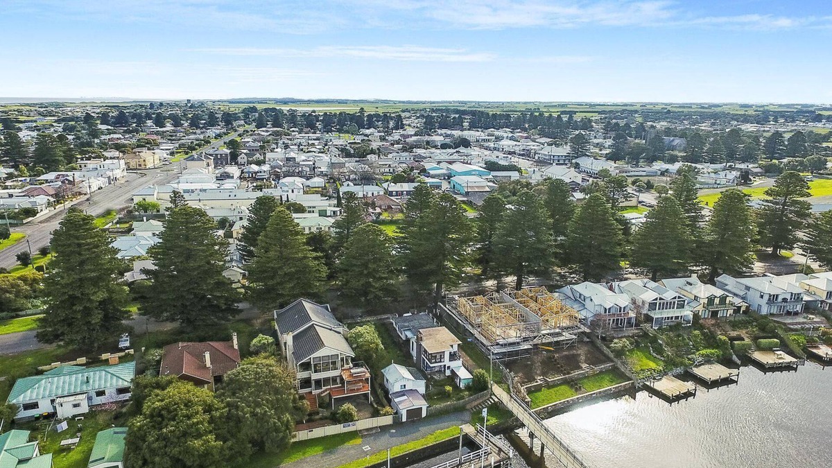 Port Fairy House | Shearwater House - Riverfront Accommodation