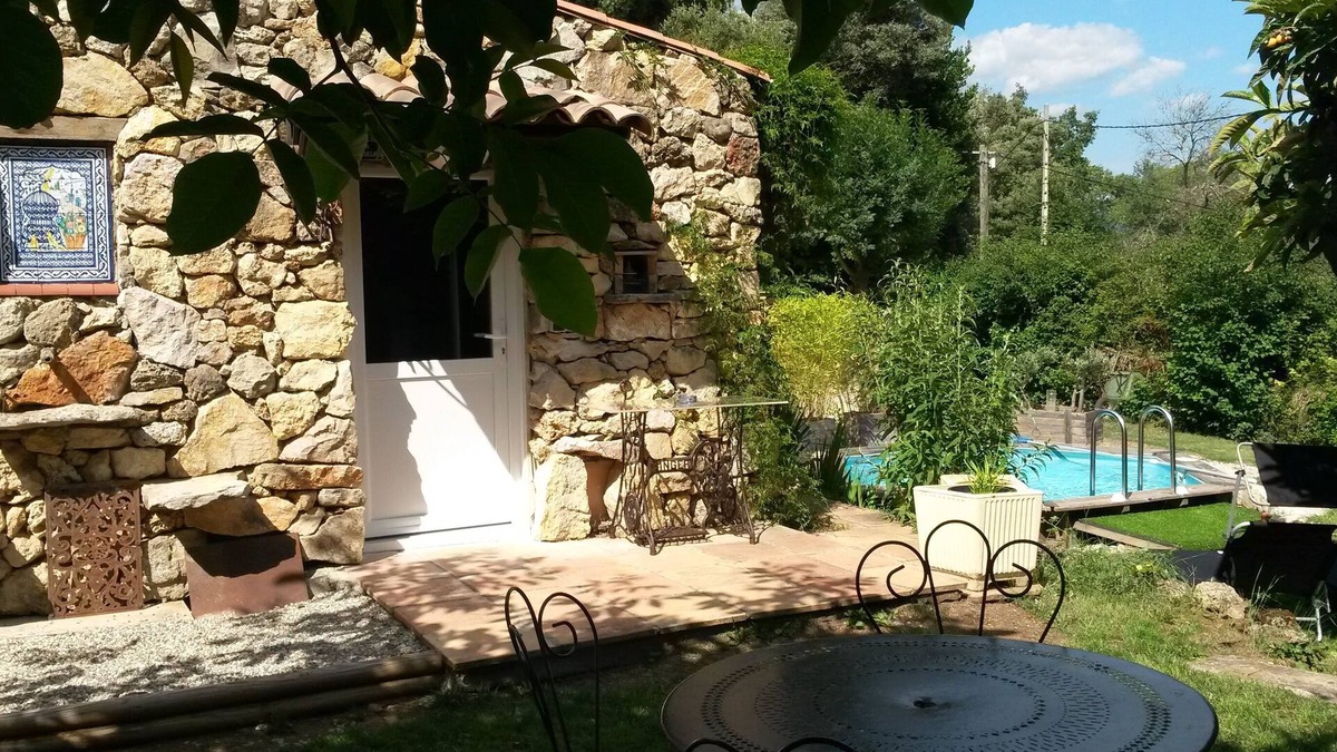 Sillans-la Cascade Apartment | SHED STUDIO WITH PRIVATE POOL