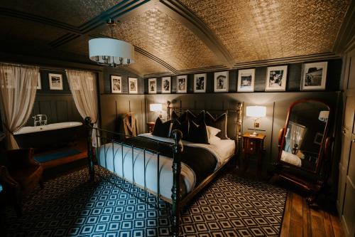 Belfast House | Sheddington Manor - 2 Bedroom Guest House & Cinema