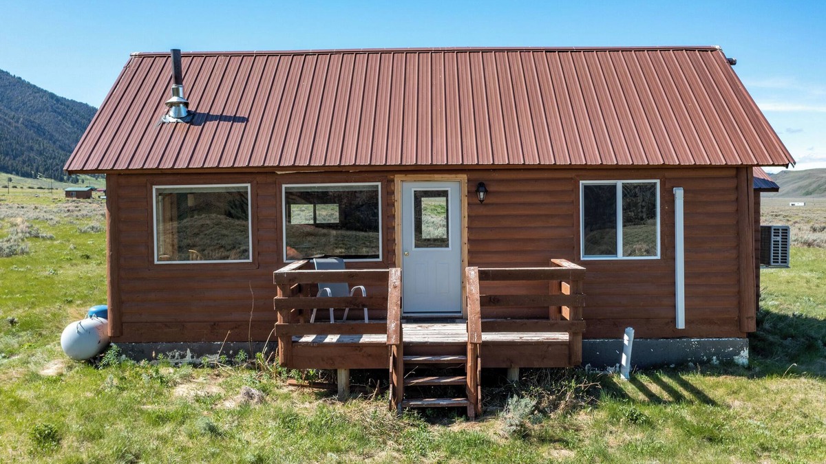 Cameron Cabin | Sheep Creek Cabin B is a cozy retreat offering stunning views: PRIME LOCATION