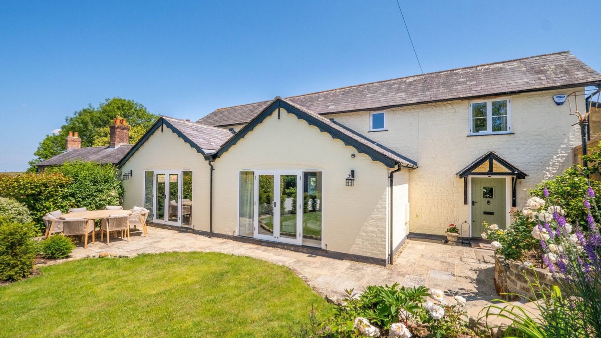 Byworth Cottage | Sheepdown by inspirestays.com - a cottage that sleeps 8 guests in 4 bedrooms