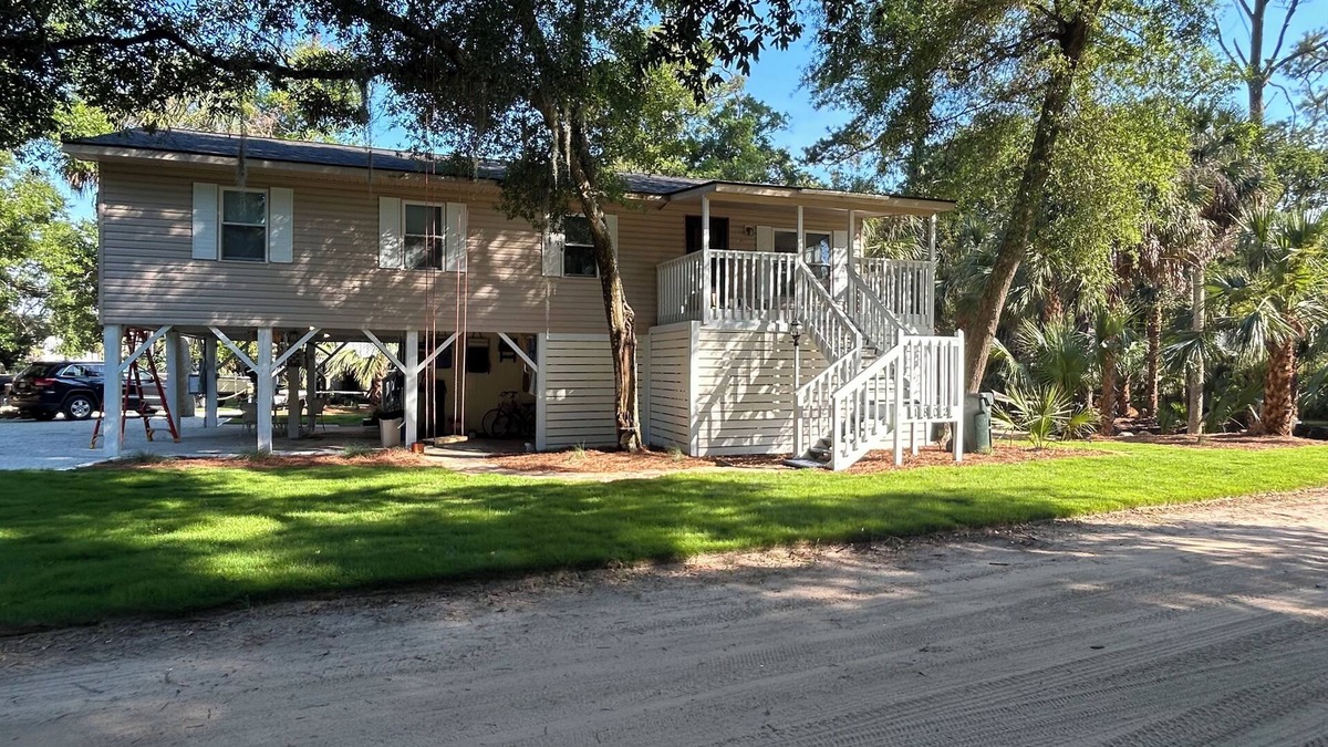 Edisto Island House | SHELL SHOCKED “GOLF CART AVAIL. inquire" FIRE PIT - DOG FRIENDLY - BEACH GETAWAY