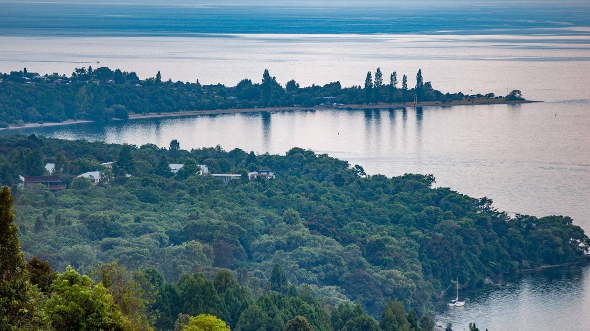 Kuratau House | Sheltered and sunny, enjoy comfort and space only 100 metres from Kuratau beach!