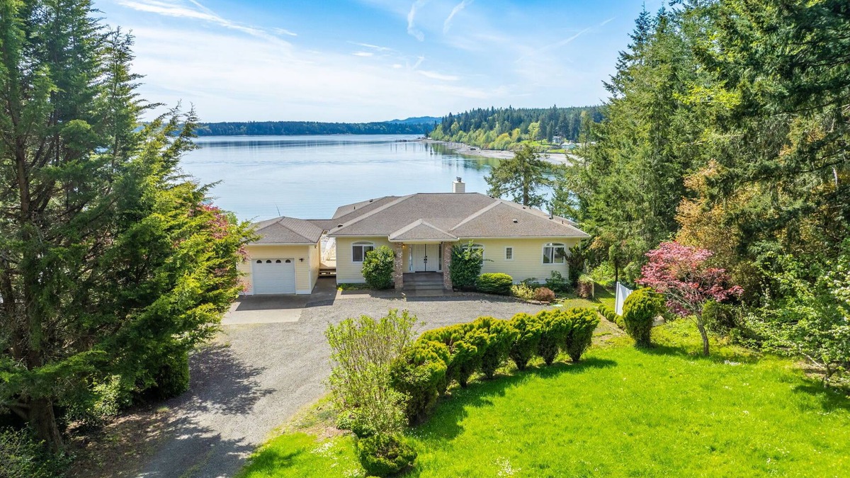 Shelton House | Shelton Waterfront: Hot Tub, Firepit & Garden