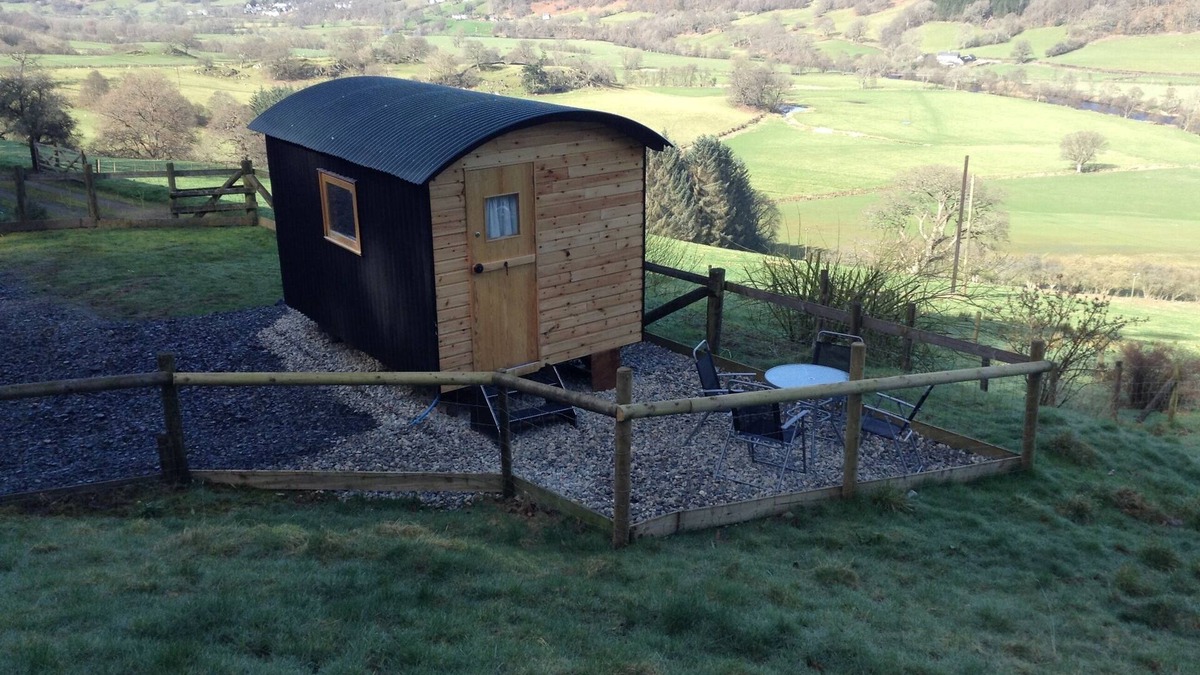 Cwmtirmynach Cabin | Shepherd Hut "Megan" in beautiful quiet location