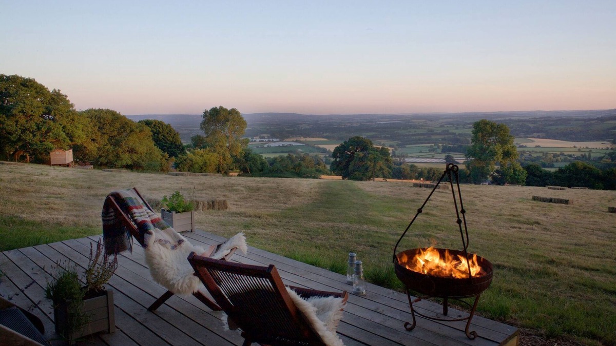 Kingston St Mary Cabin | Shepherd Hut with free Hot Tub, Wifi and Breakfast Hamper.