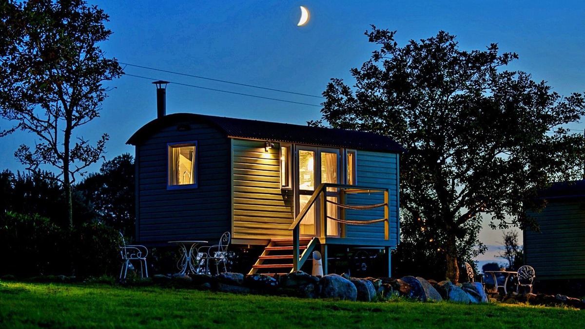 Rhyd-y-clafdy Ski Chalet | Shepherd's Hut on Llŷn Peninsula near Snowdonia