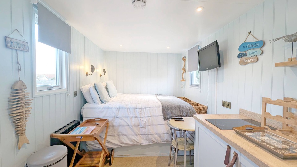 Pagham Cottage | Shepherd's Hut on the Beach - Pagham - sleeps 2 guests in 1 bedroom