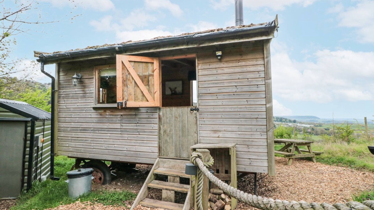 Scarborough Cottage | SHEPHERD'S HUT, pet friendly, with hot tub in Scarborough