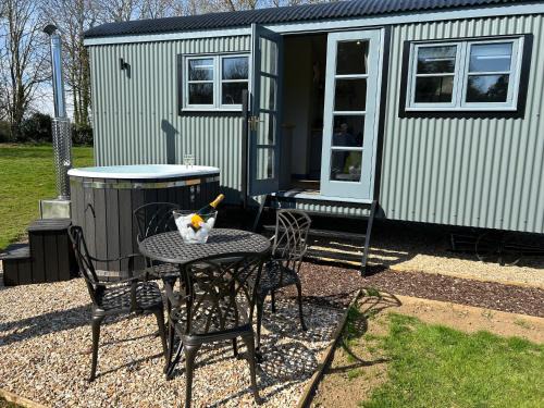 Ashby cum Fenby Apartment | Shepherd's Huts at Hall Farm