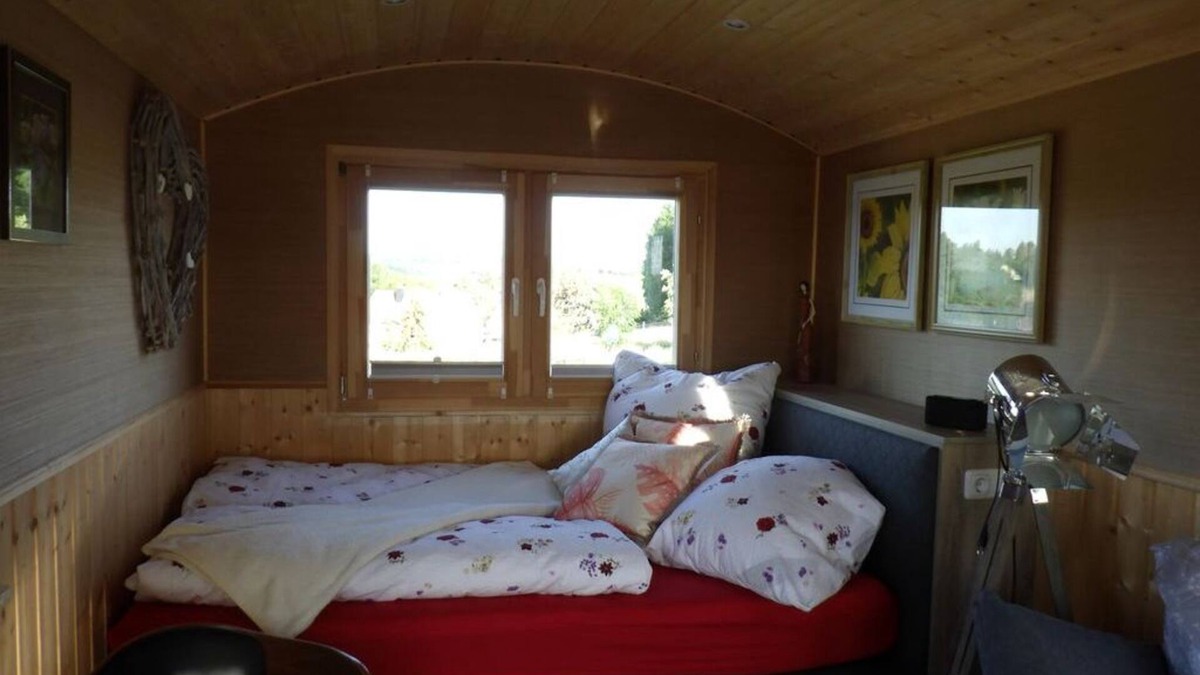 Niederfrohna House | Shepherd's wagon red Lotte - Shepherd's wagon at Auszeithof Niederfrohna