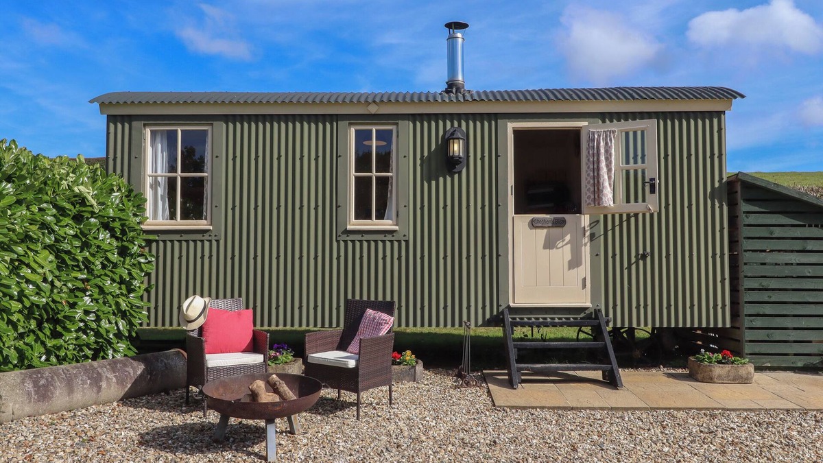 Kennerleigh Cottage | SHEPHERDS BLISS, romantic, with hot tub in Cheriton Fitzpaine
