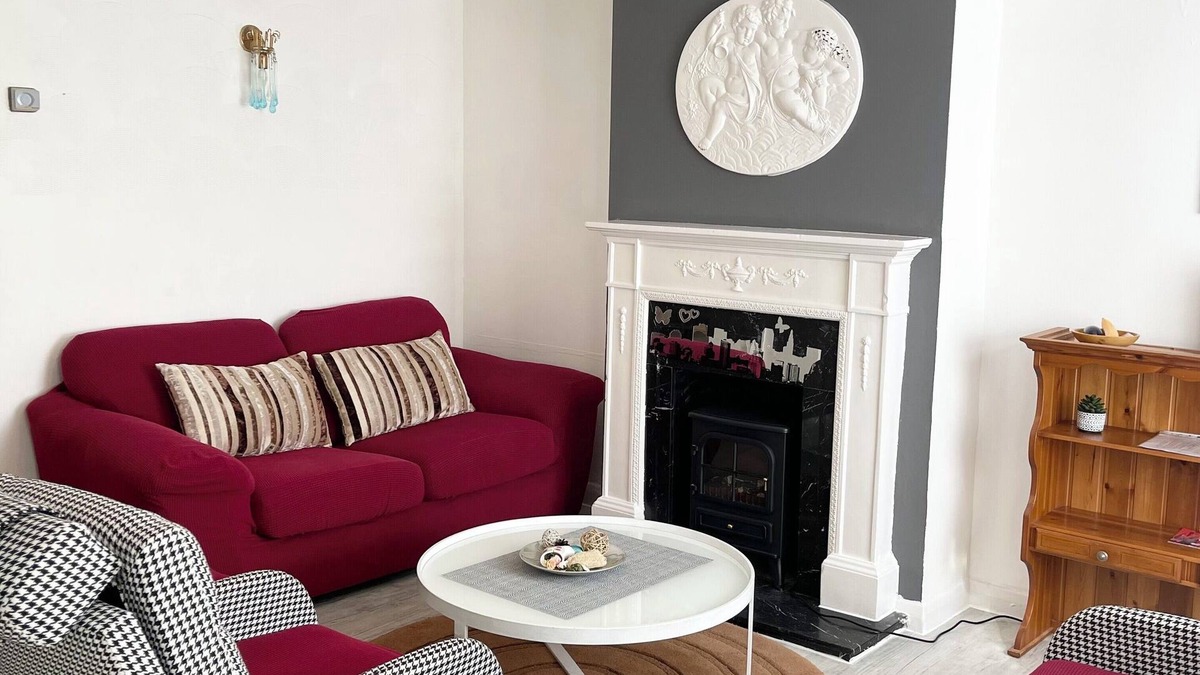 Redbridge House | Shepherds House- Spacious 3/4 Bedroom