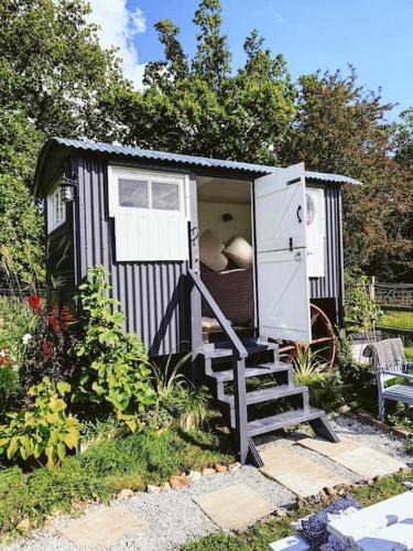 Westbourne House | Shepherds hut with Alpaca views