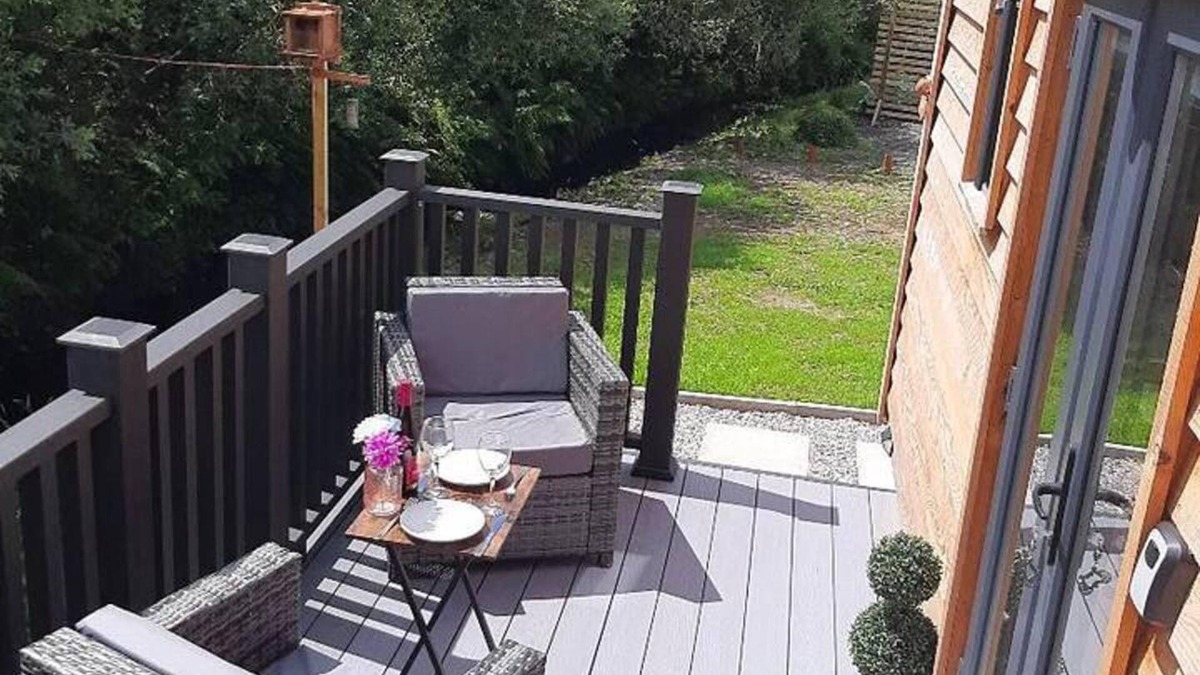 Caergeiliog Cabin | Shepherds Hut With hot tub on Anglesey North Wales